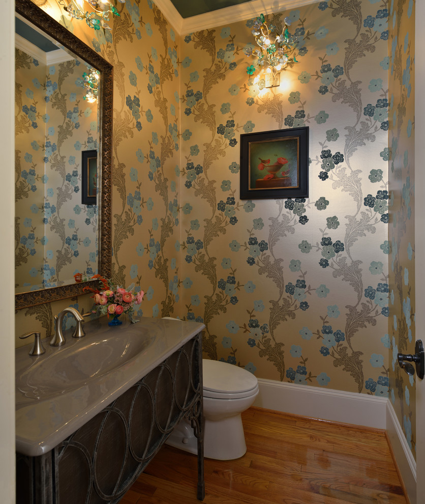 Foto de aseo clásico de tamaño medio con lavabo integrado, armarios tipo mueble, sanitario de dos piezas, paredes multicolor y suelo de madera en tonos medios