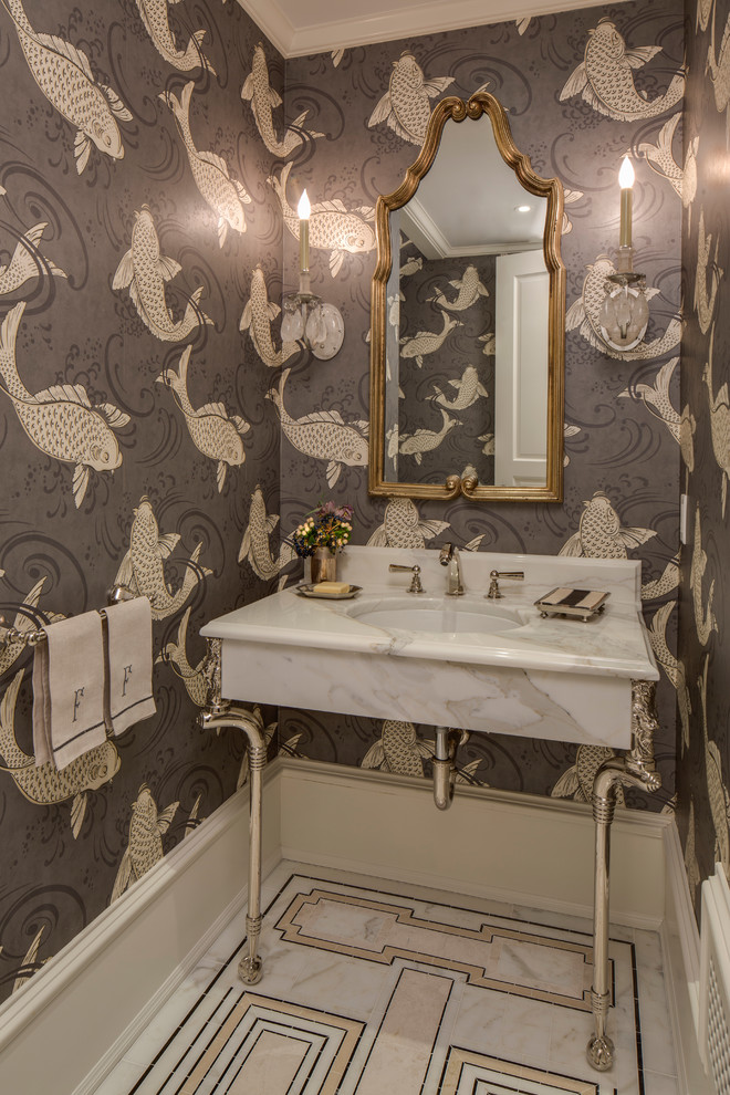Kleine Klassische Gästetoilette mit Unterbauwaschbecken, Marmor-Waschbecken/Waschtisch, farbigen Fliesen, grauer Wandfarbe und Marmorboden in New York