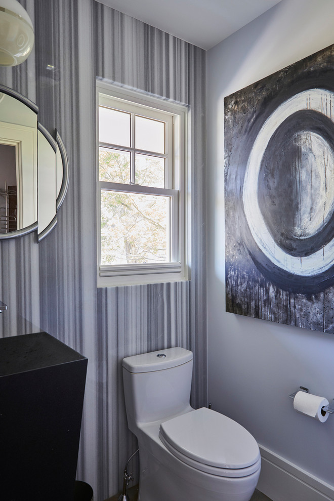 Foto på ett litet funkis toalett, med en toalettstol med hel cisternkåpa, grå väggar, klinkergolv i keramik, ett piedestal handfat och svart golv