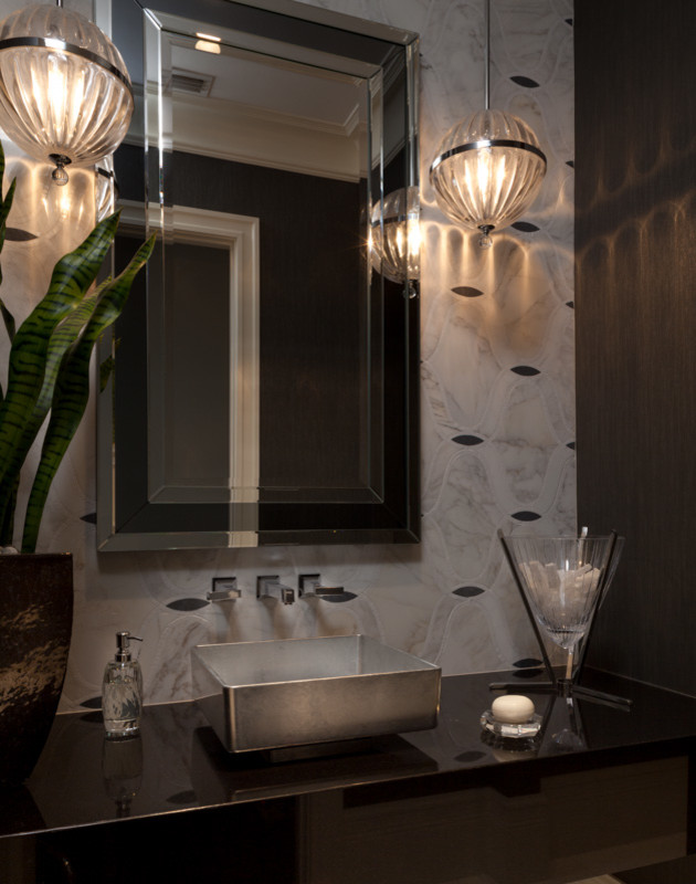 Mittelgroße Moderne Gästetoilette mit flächenbündigen Schrankfronten, dunklen Holzschränken, grauer Wandfarbe, Aufsatzwaschbecken und Kupfer-Waschbecken/Waschtisch in Miami