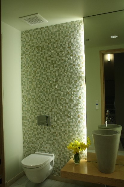 Стильный дизайн: туалет в современном стиле с настольной раковиной, столешницей из дерева, инсталляцией, разноцветной плиткой, стеклянной плиткой и серыми стенами - последний тренд