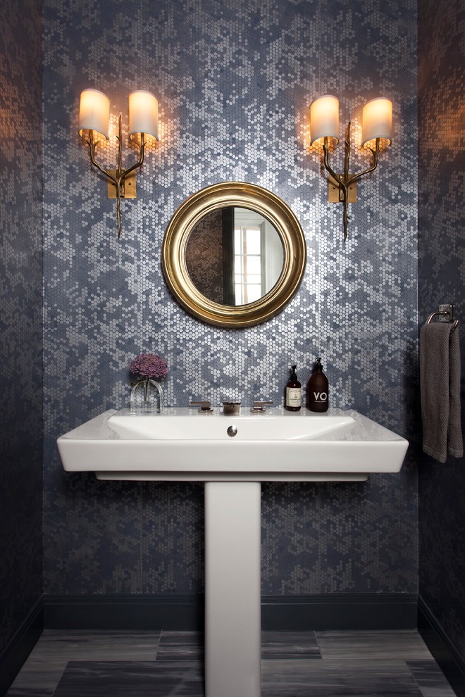 Пример оригинального дизайна: туалет в стиле неоклассика (современная классика) с синими стенами, раковиной с пьедесталом и разноцветным полом