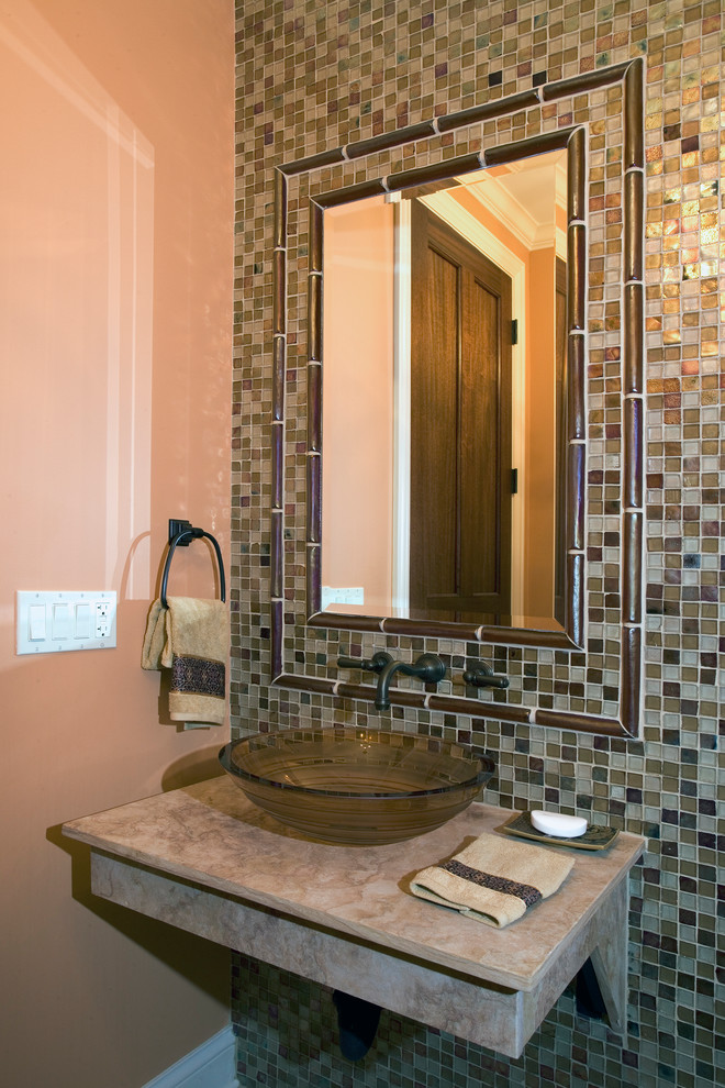 Große Klassische Gästetoilette mit farbigen Fliesen, Keramikboden, Aufsatzwaschbecken, Granit-Waschbecken/Waschtisch, bunten Wänden und Mosaikfliesen in Chicago
