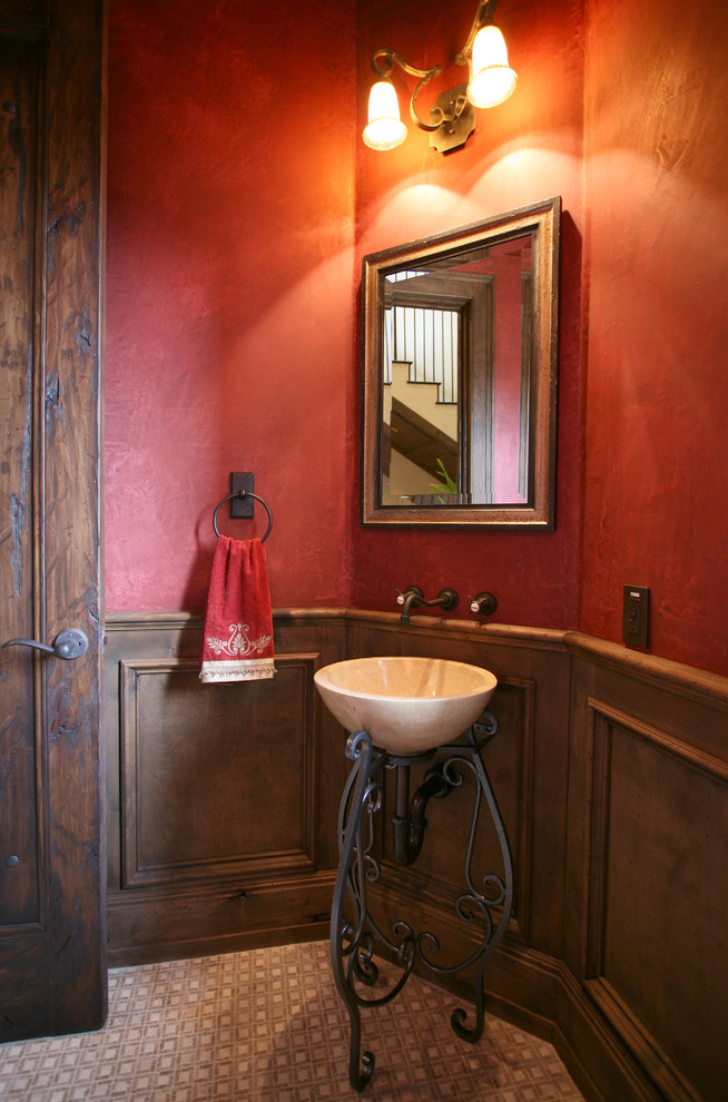 Стильный дизайн: туалет в средиземноморском стиле с красными стенами - последний тренд