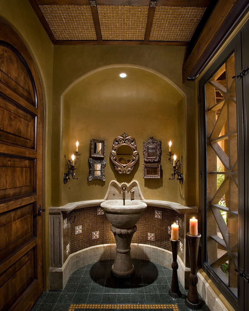 Пример оригинального дизайна: большой туалет в классическом стиле с раковиной с пьедесталом, коричневой плиткой, плиткой мозаикой, бежевыми стенами, полом из мозаичной плитки и зеленым полом