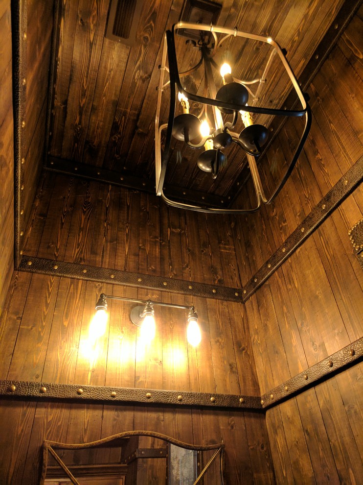 Esempio di un piccolo bagno di servizio stile rurale con ante con bugna sagomata, ante in legno scuro, WC monopezzo, pareti marroni, pavimento in mattoni, lavabo integrato e pavimento rosso