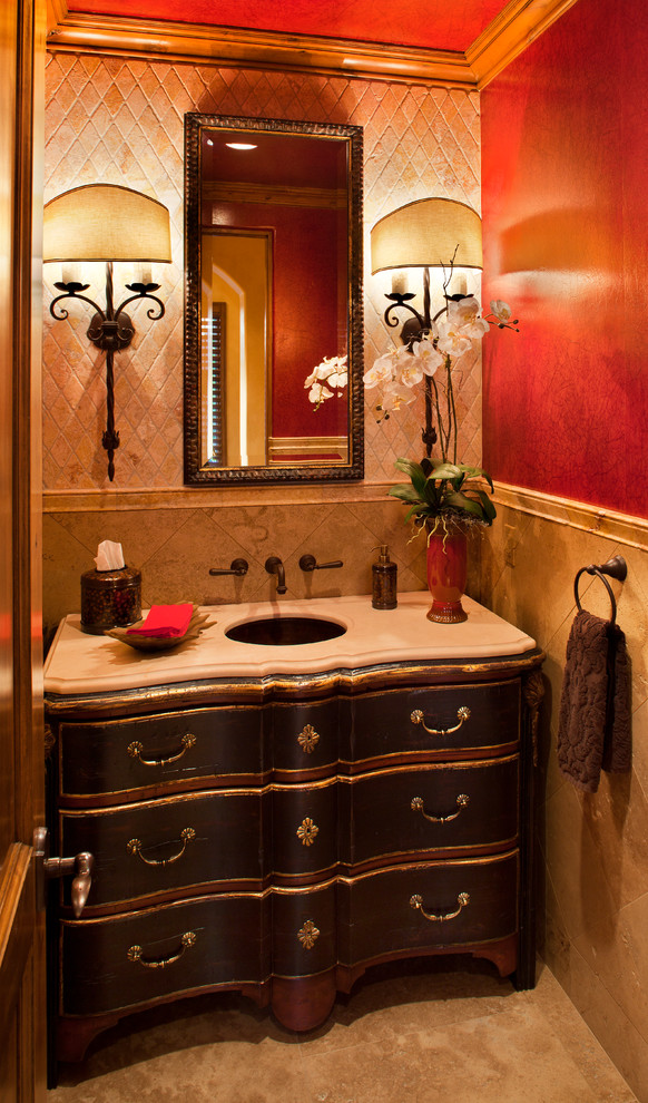 Foto di un bagno di servizio classico con consolle stile comò, pareti rosse e lavabo sottopiano