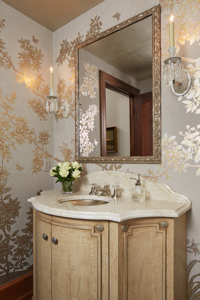 Idee per un bagno di servizio chic con consolle stile comò, ante beige, pareti grigie, lavabo sottopiano e top beige