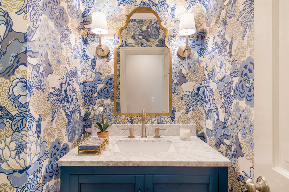 Inspiration för ett litet vintage vit vitt toalett, med skåp i shakerstil, blå skåp, blå väggar, mellanmörkt trägolv, ett undermonterad handfat, bänkskiva i kvarts och brunt golv