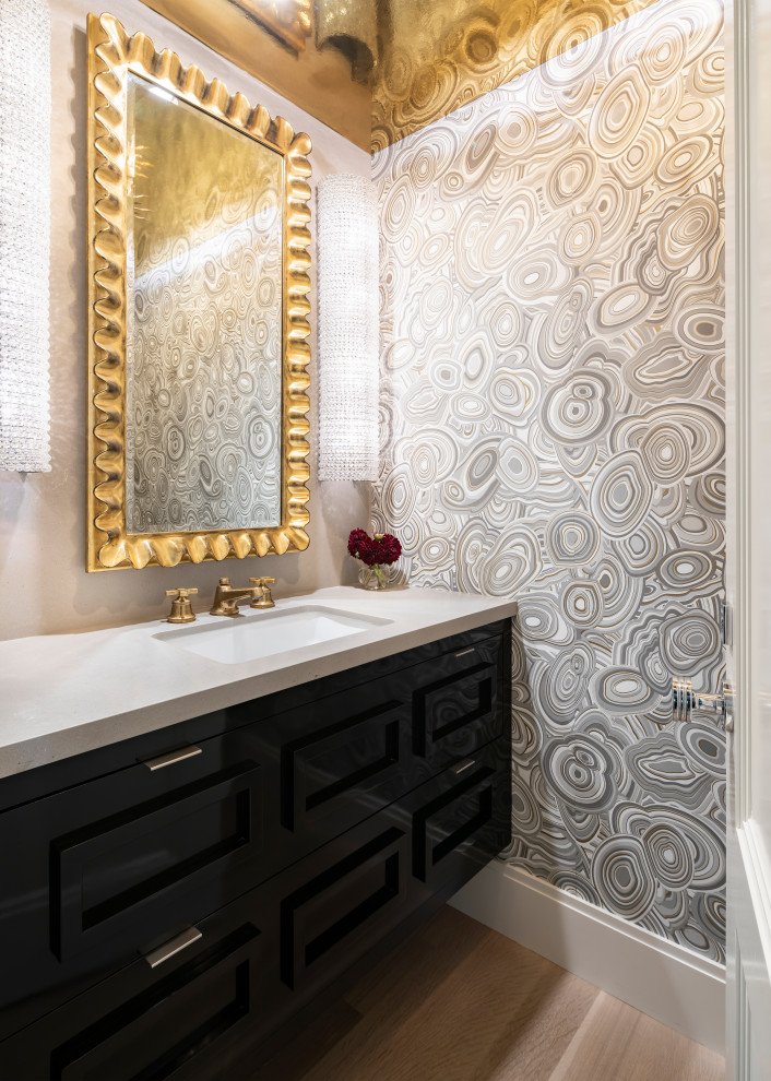 Immagine di un bagno di servizio classico di medie dimensioni con consolle stile comò, ante nere, pareti grigie, lavabo sottopiano, pavimento beige e top grigio