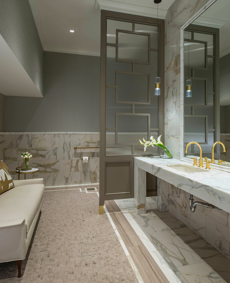 ダラスにあるトランジショナルスタイルのおしゃれなトイレ・洗面所 (アンダーカウンター洗面器、マルチカラーのタイル、グレーの壁) の写真