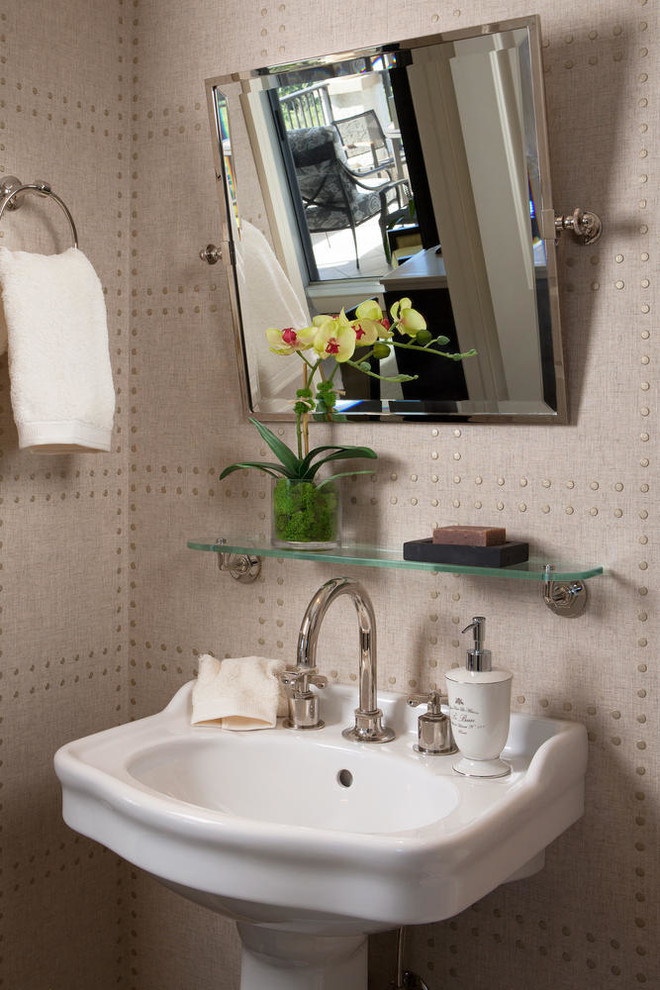 Inspiration pour un petit WC et toilettes traditionnel avec un mur beige et un lavabo suspendu.
