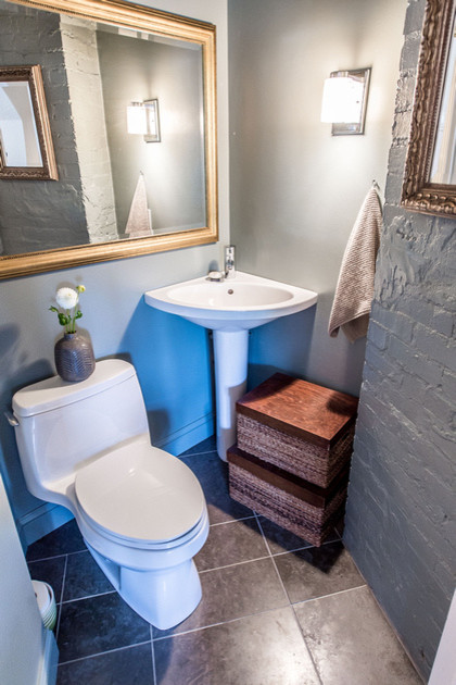 Пример оригинального дизайна: маленький туалет в стиле модернизм с унитазом-моноблоком, серыми стенами, полом из сланца, раковиной с пьедесталом и черным полом для на участке и в саду