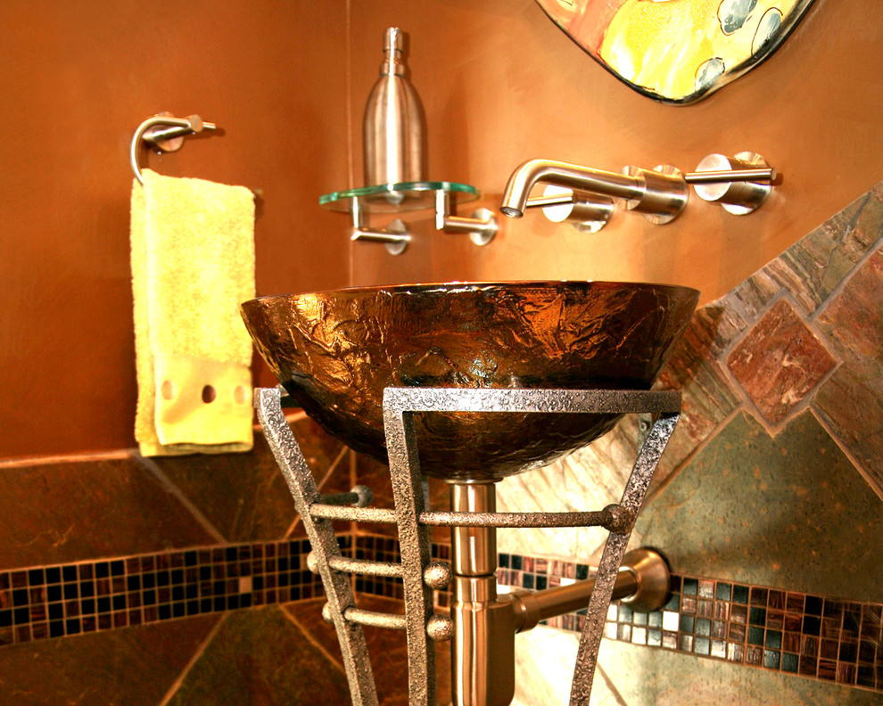 Immagine di un piccolo bagno di servizio boho chic con WC a due pezzi, piastrelle multicolore, piastrelle a mosaico, pareti marroni e lavabo a bacinella