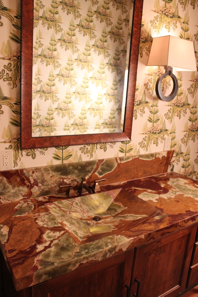 Immagine di un bagno di servizio contemporaneo di medie dimensioni con ante a filo, ante in legno scuro, lavabo integrato, top in onice, WC a due pezzi, pareti multicolore, parquet scuro e pavimento marrone