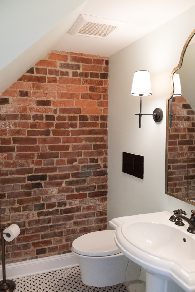 ワシントンD.C.にあるお手頃価格の小さなトラディショナルスタイルのおしゃれなトイレ・洗面所 (壁掛け式トイレ、磁器タイルの床、ペデスタルシンク、白い床) の写真