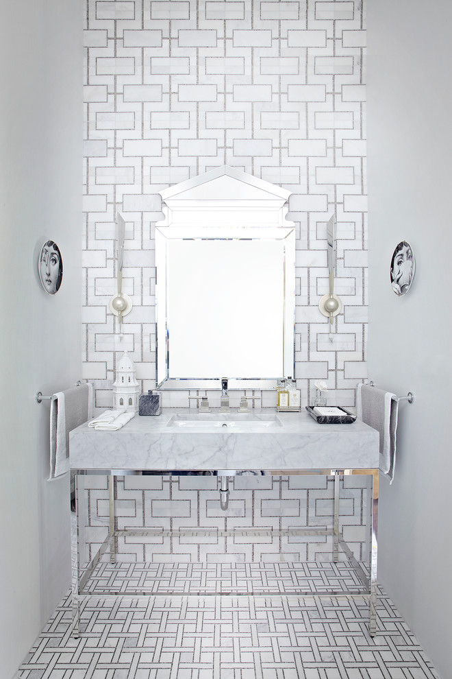 サンフランシスコにあるトランジショナルスタイルのおしゃれなトイレ・洗面所 (グレーの壁、大理石の洗面台、アンダーカウンター洗面器、大理石タイル) の写真