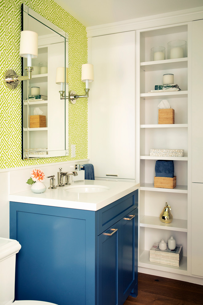 Foto di un bagno di servizio chic con ante in stile shaker, ante blu, pareti verdi, parquet scuro, lavabo sottopiano, pavimento marrone e top bianco