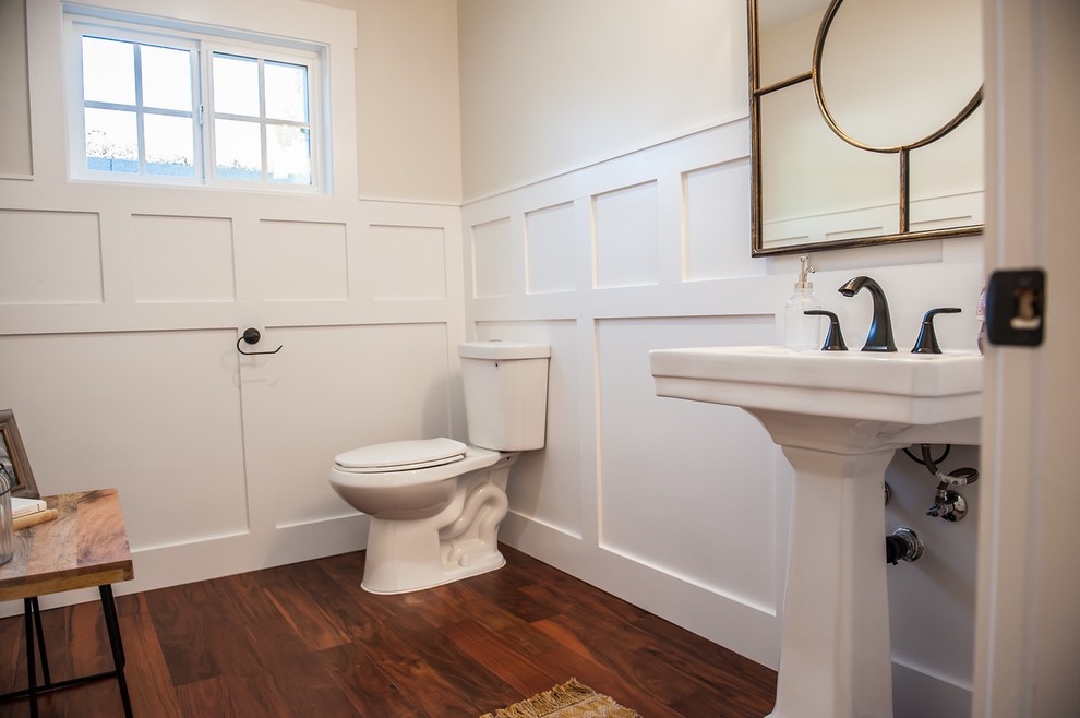 Стильный дизайн: большой туалет в стиле кантри с раковиной с пьедесталом, серыми стенами и раздельным унитазом - последний тренд