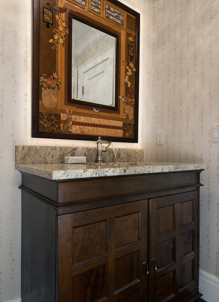 Exempel på ett litet amerikanskt flerfärgad flerfärgat toalett, med möbel-liknande, skåp i mörkt trä, en toalettstol med separat cisternkåpa, mörkt trägolv, ett undermonterad handfat, granitbänkskiva, brunt golv och beige väggar