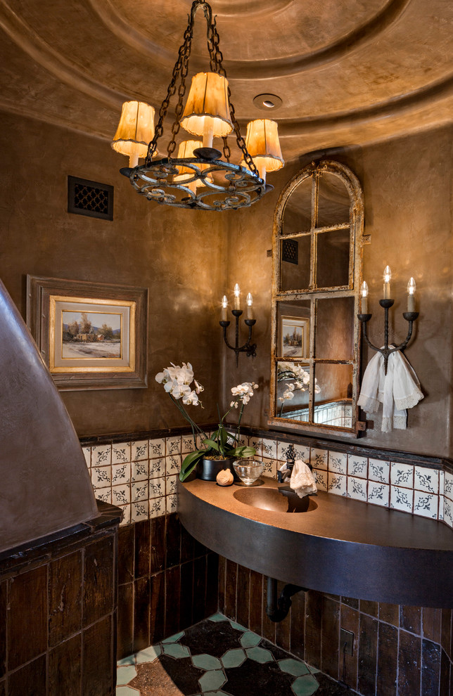 Kleine Mediterrane Gästetoilette mit brauner Wandfarbe, integriertem Waschbecken, Kupfer-Waschbecken/Waschtisch, farbigen Fliesen, buntem Boden, Mosaik-Bodenfliesen und brauner Waschtischplatte in Phoenix