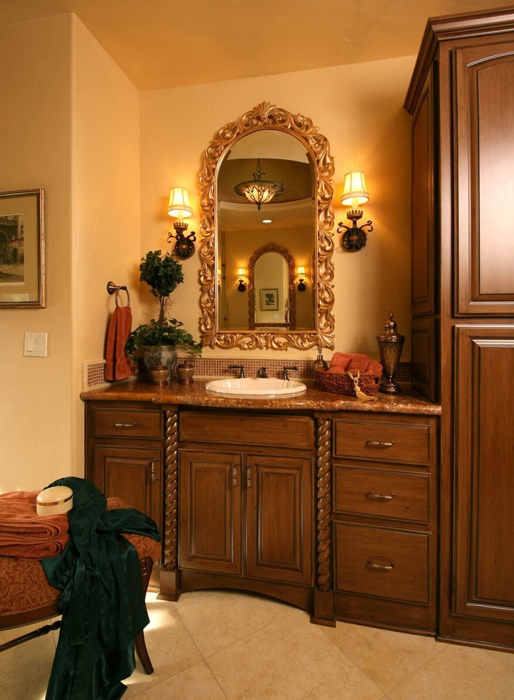 Idéer för att renovera ett stort medelhavsstil toalett, med möbel-liknande, skåp i mellenmörkt trä, flerfärgad kakel, marmorgolv, ett nedsänkt handfat, bänkskiva i kvarts och beige väggar