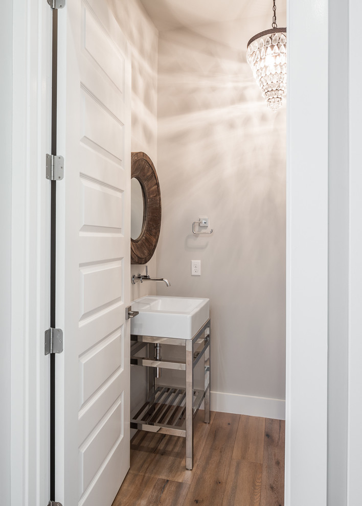 オースティンにあるコンテンポラリースタイルのおしゃれなトイレ・洗面所 (グレーの壁、淡色無垢フローリング、ペデスタルシンク) の写真