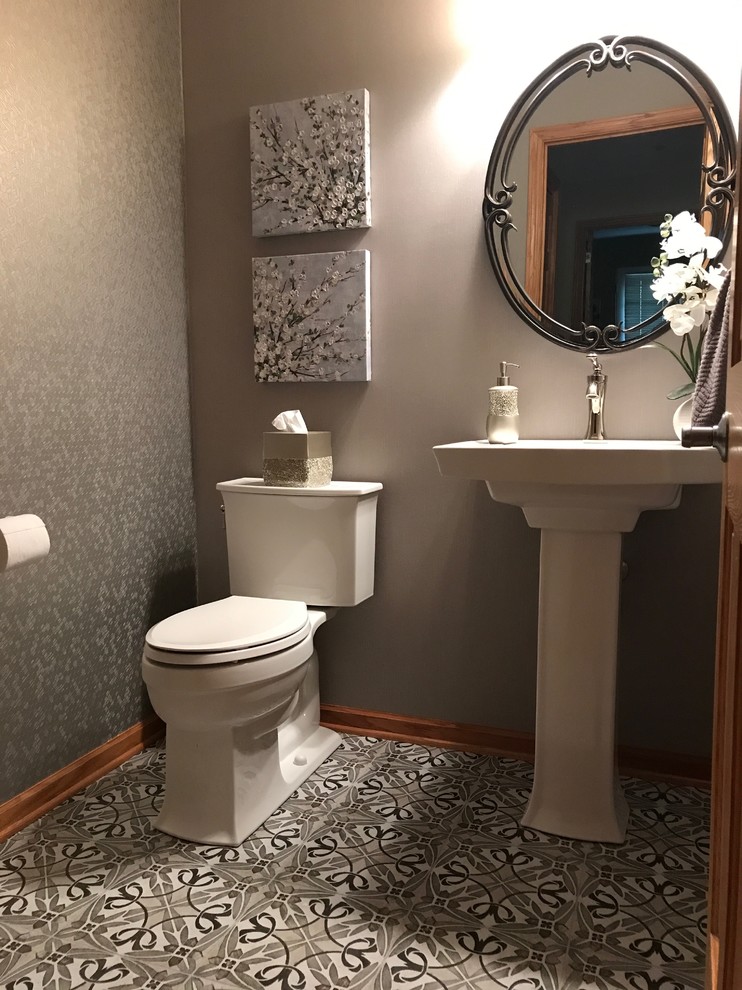 シカゴにある中くらいなトランジショナルスタイルのおしゃれなトイレ・洗面所 (分離型トイレ、グレーの壁、磁器タイルの床、ペデスタルシンク、グレーの床) の写真