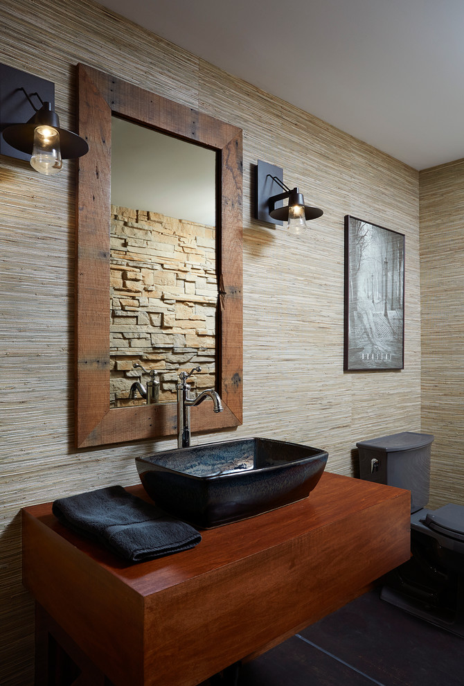 Пример оригинального дизайна: туалет в современном стиле с настольной раковиной, раздельным унитазом, столешницей из дерева, бежевыми стенами и коричневой столешницей
