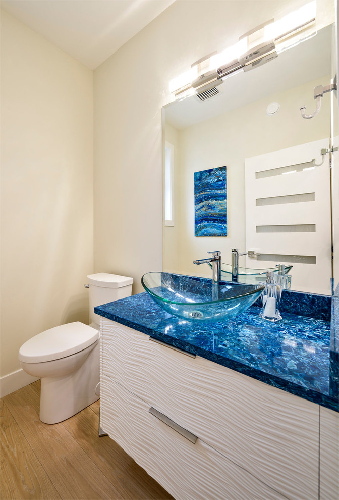 Mittelgroße Moderne Gästetoilette mit verzierten Schränken, weißen Schränken, Wandtoilette mit Spülkasten, beiger Wandfarbe, hellem Holzboden, Aufsatzwaschbecken, Quarzit-Waschtisch, beigem Boden und blauer Waschtischplatte in Vancouver