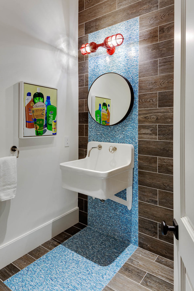 Inspiration pour un WC et toilettes marin avec un carrelage bleu, un carrelage marron, un lavabo suspendu et un sol multicolore.