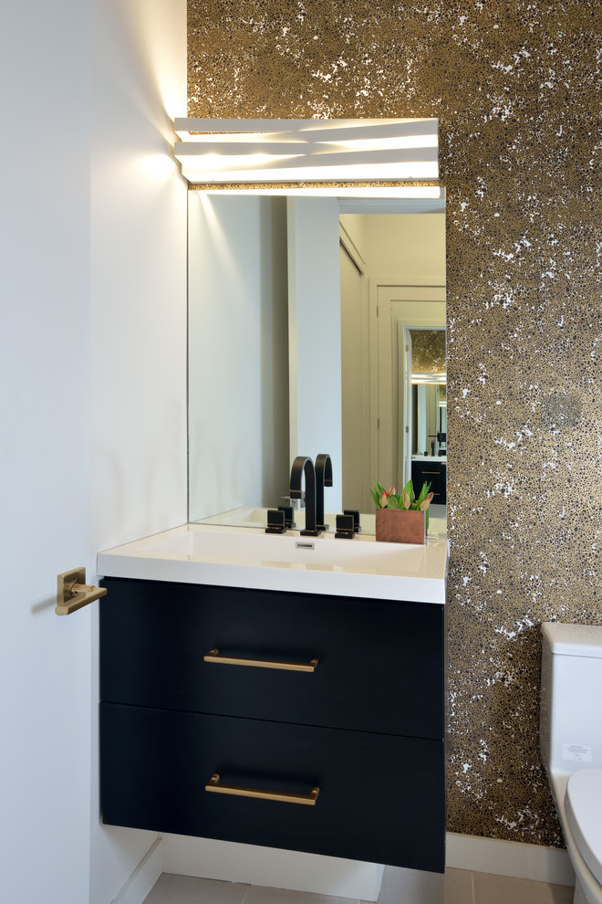 Foto de aseo contemporáneo con armarios con paneles lisos, puertas de armario negras, lavabo integrado, paredes beige, suelo de baldosas de porcelana y suelo beige