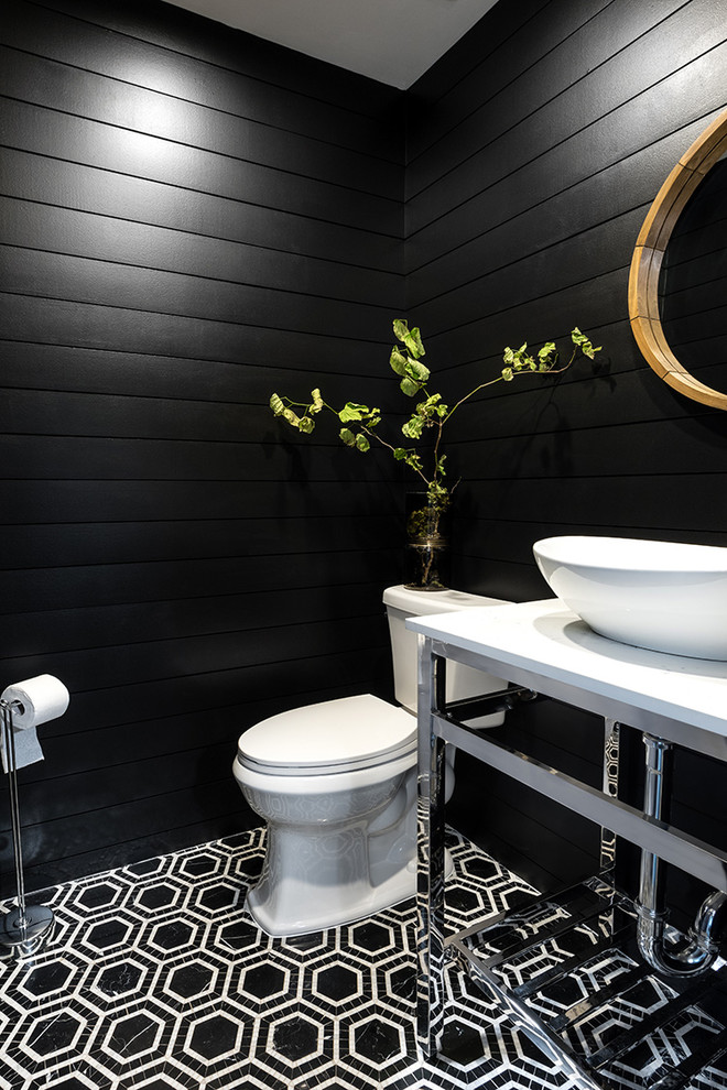 Стильный дизайн: маленький туалет в современном стиле с унитазом-моноблоком, черными стенами, полом из керамогранита, настольной раковиной, разноцветным полом и белой столешницей для на участке и в саду - последний тренд