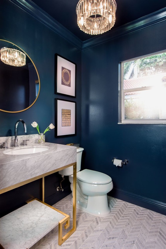 На фото: туалет в современном стиле с раздельным унитазом, разноцветной плиткой, плиткой мозаикой, синими стенами, полом из мозаичной плитки, врезной раковиной и мраморной столешницей с