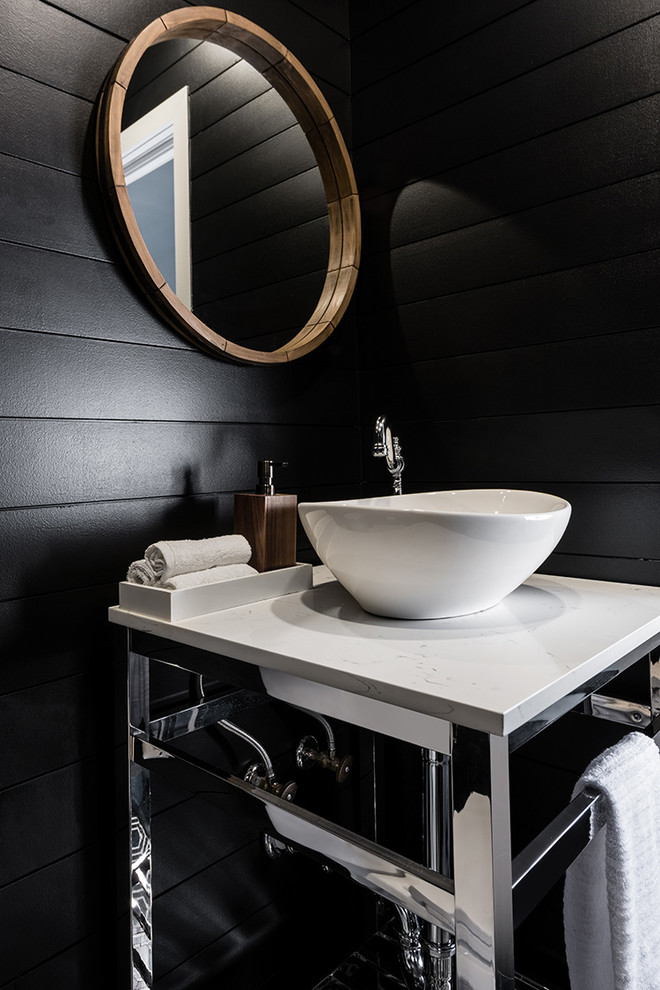 Kleine Moderne Gästetoilette mit Toilette mit Aufsatzspülkasten, schwarzer Wandfarbe, Porzellan-Bodenfliesen, Aufsatzwaschbecken, buntem Boden und weißer Waschtischplatte in Sonstige