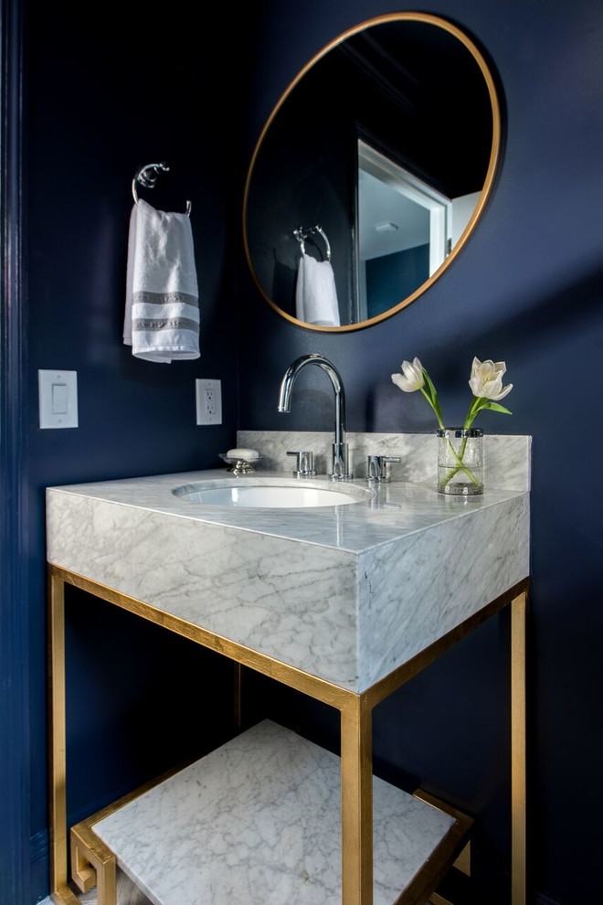 Inspiration pour un petit WC et toilettes design avec WC séparés, mosaïque, un mur bleu, un lavabo encastré, un plan de toilette en marbre et un carrelage gris.