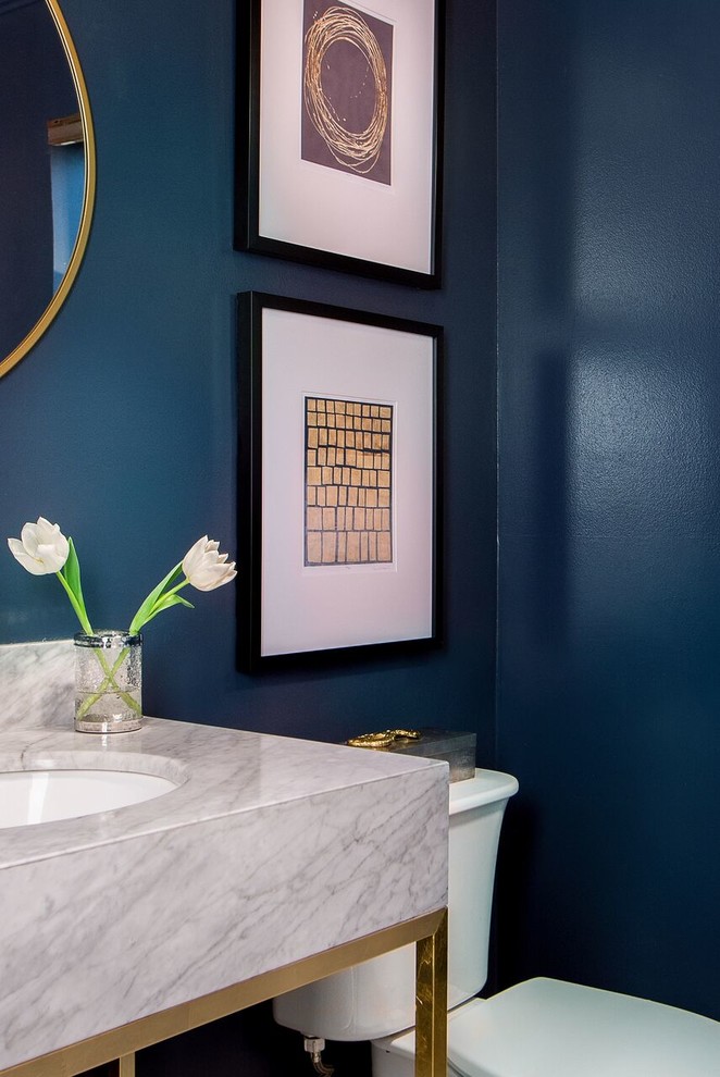 На фото: туалет в современном стиле с раздельным унитазом, разноцветной плиткой, плиткой мозаикой, синими стенами, врезной раковиной и мраморной столешницей