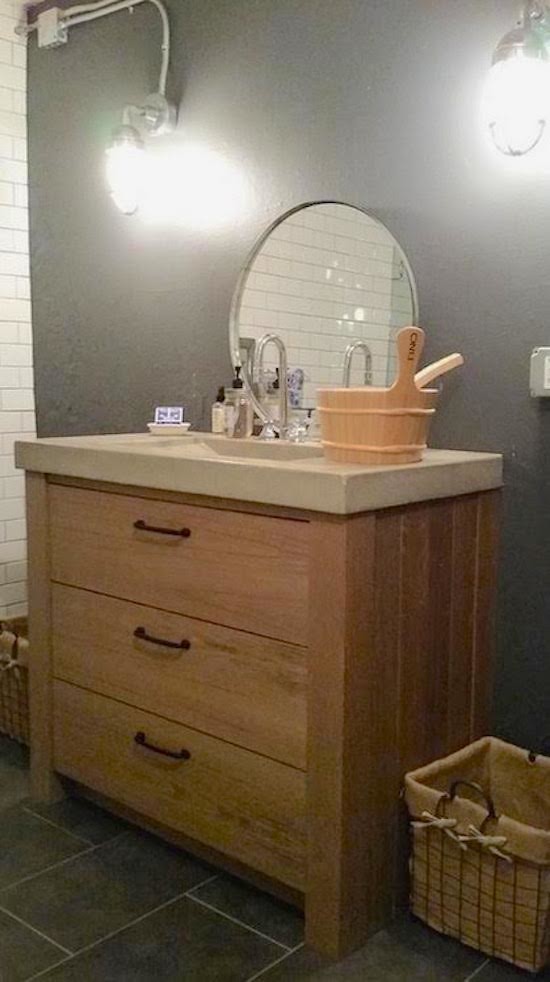 Aménagement d'un WC et toilettes industriel en bois clair de taille moyenne avec un placard à porte plane, un mur gris, un sol en calcaire, un lavabo intégré, un plan de toilette en quartz modifié et un sol gris.