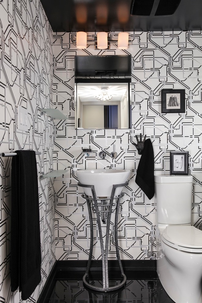Ispirazione per un bagno di servizio minimal con pareti multicolore, lavabo a colonna e pavimento nero
