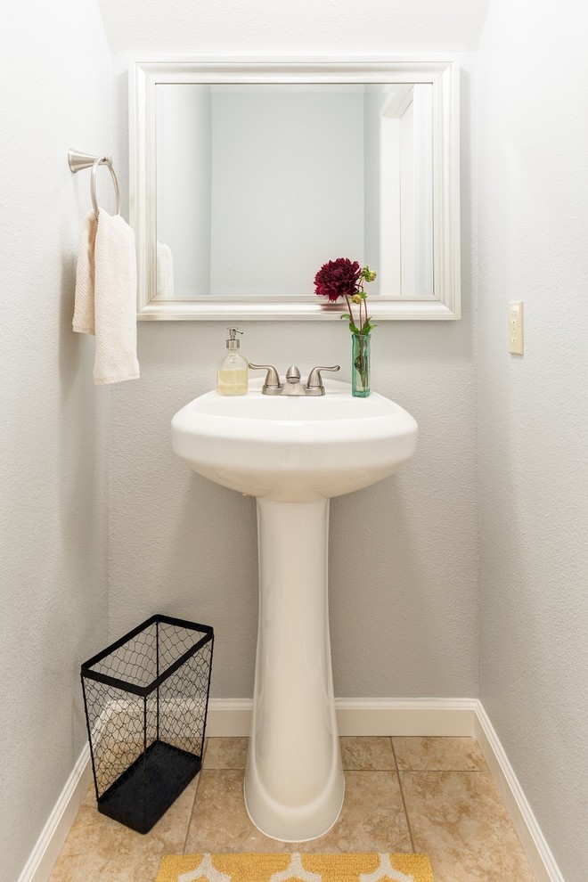 Foto di un piccolo bagno di servizio contemporaneo con WC monopezzo, piastrelle beige, pareti grigie, pavimento con piastrelle in ceramica e lavabo a colonna
