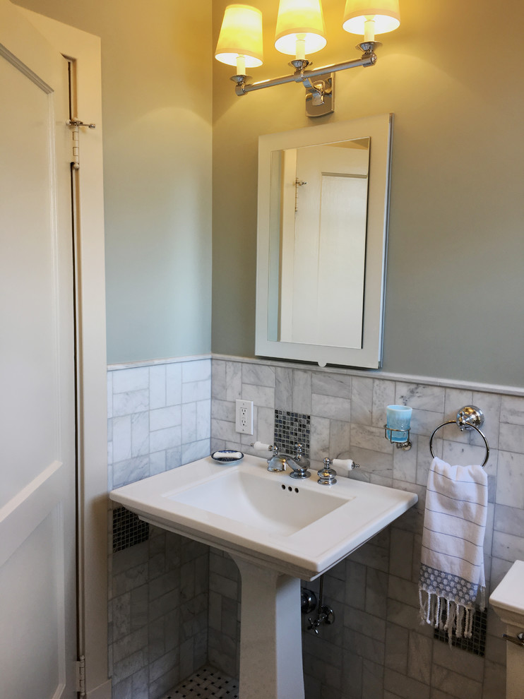 Стильный дизайн: маленький туалет в классическом стиле с белой плиткой, мраморной плиткой, серыми стенами, мраморным полом, раковиной с пьедесталом и разноцветным полом для на участке и в саду - последний тренд