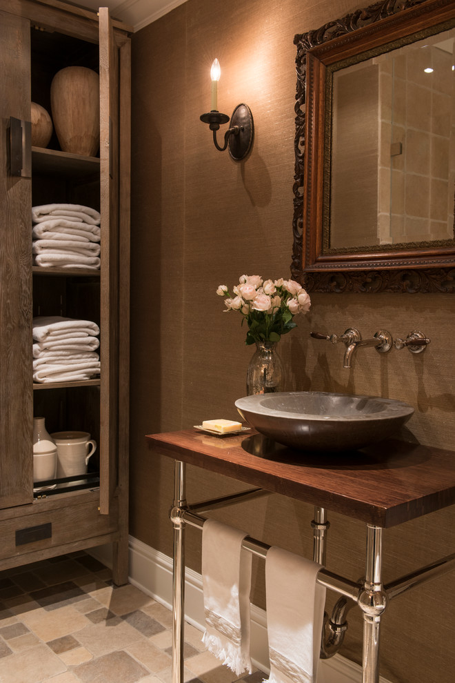 Immagine di un bagno di servizio classico con top in legno, pareti marroni, lavabo a bacinella e top marrone