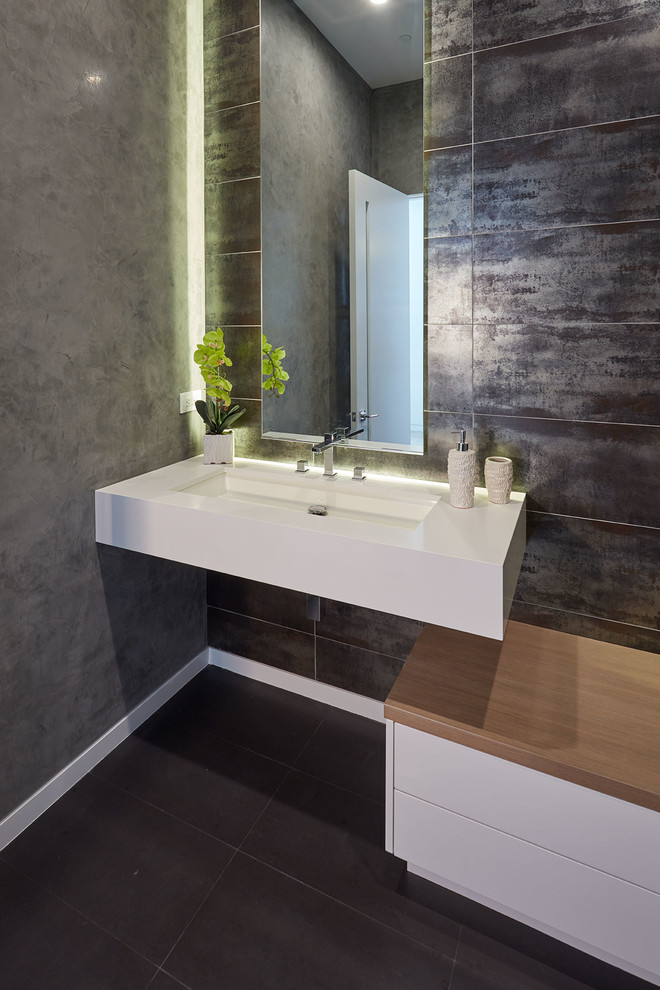 Ispirazione per un bagno di servizio minimal con ante lisce, ante bianche, piastrelle nere, pareti grigie, lavabo sospeso e pavimento nero