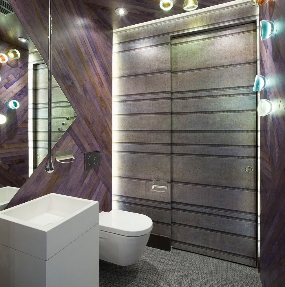 На фото: туалет в современном стиле с плоскими фасадами, белыми фасадами, фиолетовыми стенами, консольной раковиной и серым полом с