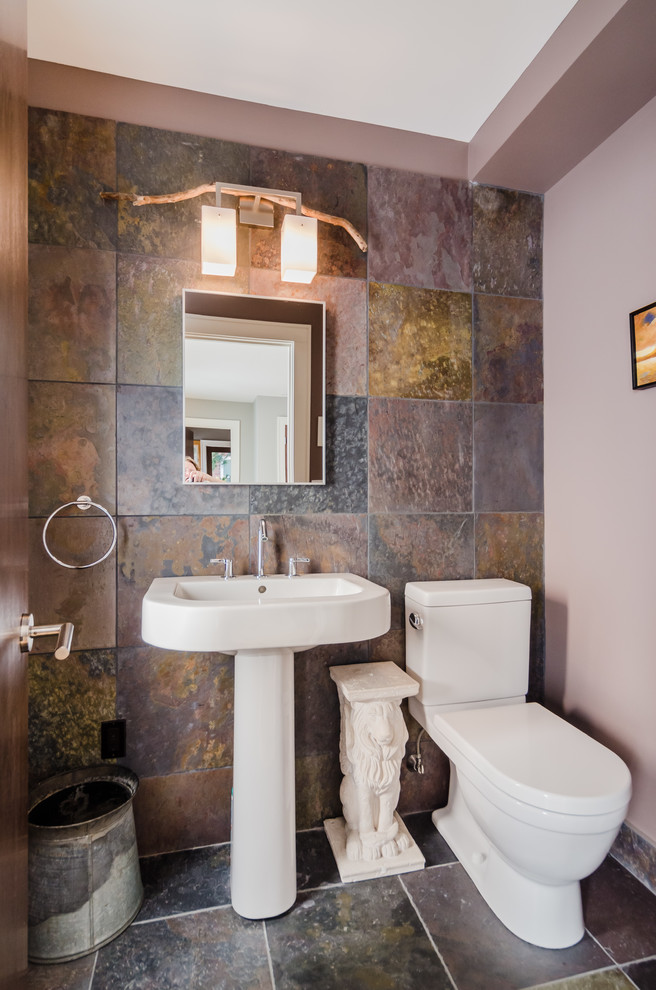 Immagine di un piccolo bagno di servizio stile americano con WC monopezzo, piastrelle grigie, pareti grigie, pavimento in ardesia, lavabo a colonna, piastrelle in ardesia e pavimento grigio