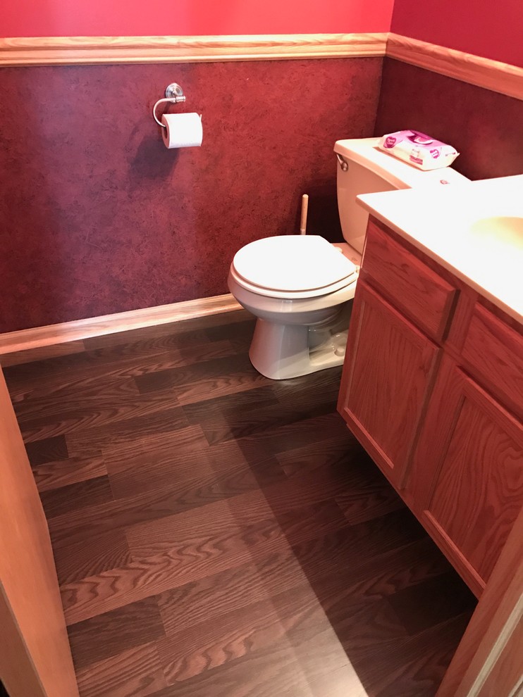 Idéer för mellanstora vintage toaletter, med luckor med infälld panel, skåp i ljust trä, en toalettstol med separat cisternkåpa, röda väggar, mörkt trägolv, ett integrerad handfat, bänkskiva i kvarts och brunt golv