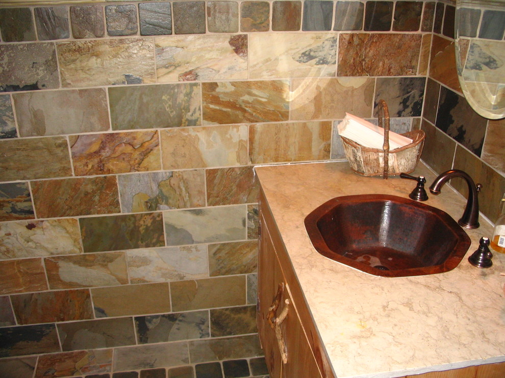 Idee per un bagno di servizio stile rurale di medie dimensioni con piastrelle in ardesia, pareti multicolore, pavimento in ardesia, lavabo da incasso e pavimento multicolore
