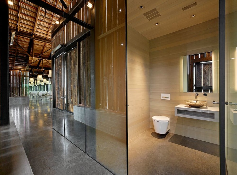 Mittelgroße Moderne Gästetoilette mit flächenbündigen Schrankfronten, weißen Schränken, Wandtoilette, beiger Wandfarbe, Keramikboden, Aufsatzwaschbecken und Quarzit-Waschtisch in San Francisco