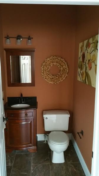 Kleine Klassische Gästetoilette mit Porzellan-Bodenfliesen, profilierten Schrankfronten, hellbraunen Holzschränken, Wandtoilette mit Spülkasten, Unterbauwaschbecken, Granit-Waschbecken/Waschtisch und brauner Wandfarbe in Cleveland