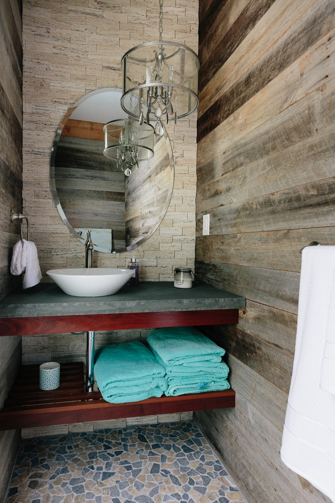 Idee per un bagno di servizio stile rurale con nessun'anta, ante in legno bruno, pareti multicolore, lavabo a bacinella e pavimento multicolore